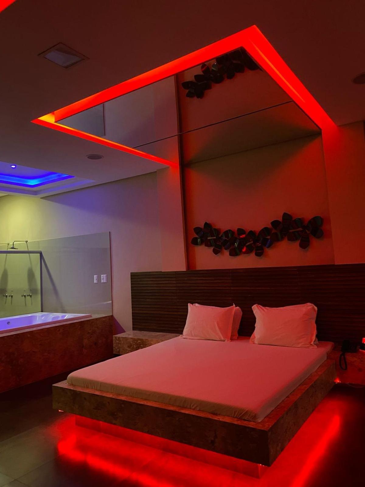 Motel Paris Апаресида-ди-Гояния Экстерьер фото